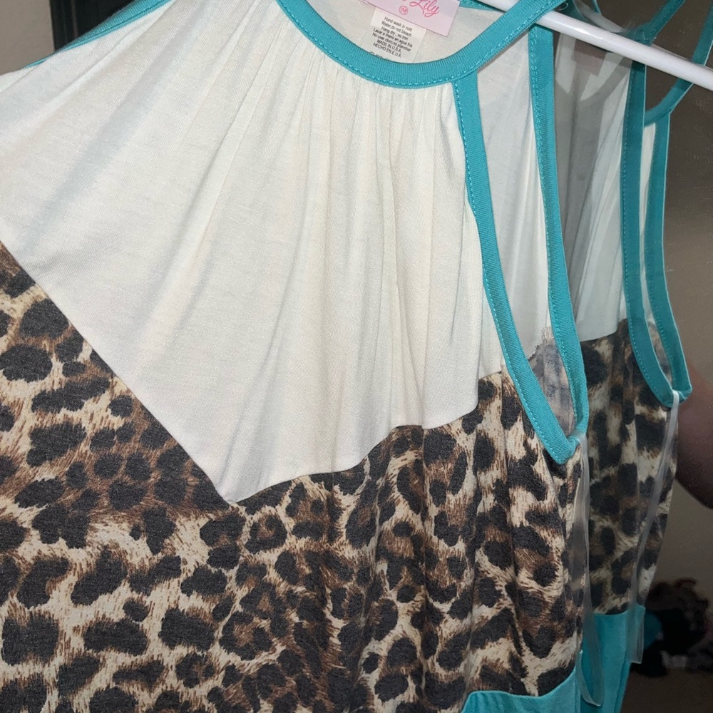 NWOT Beautiful medium tank - Picture 6 of 7